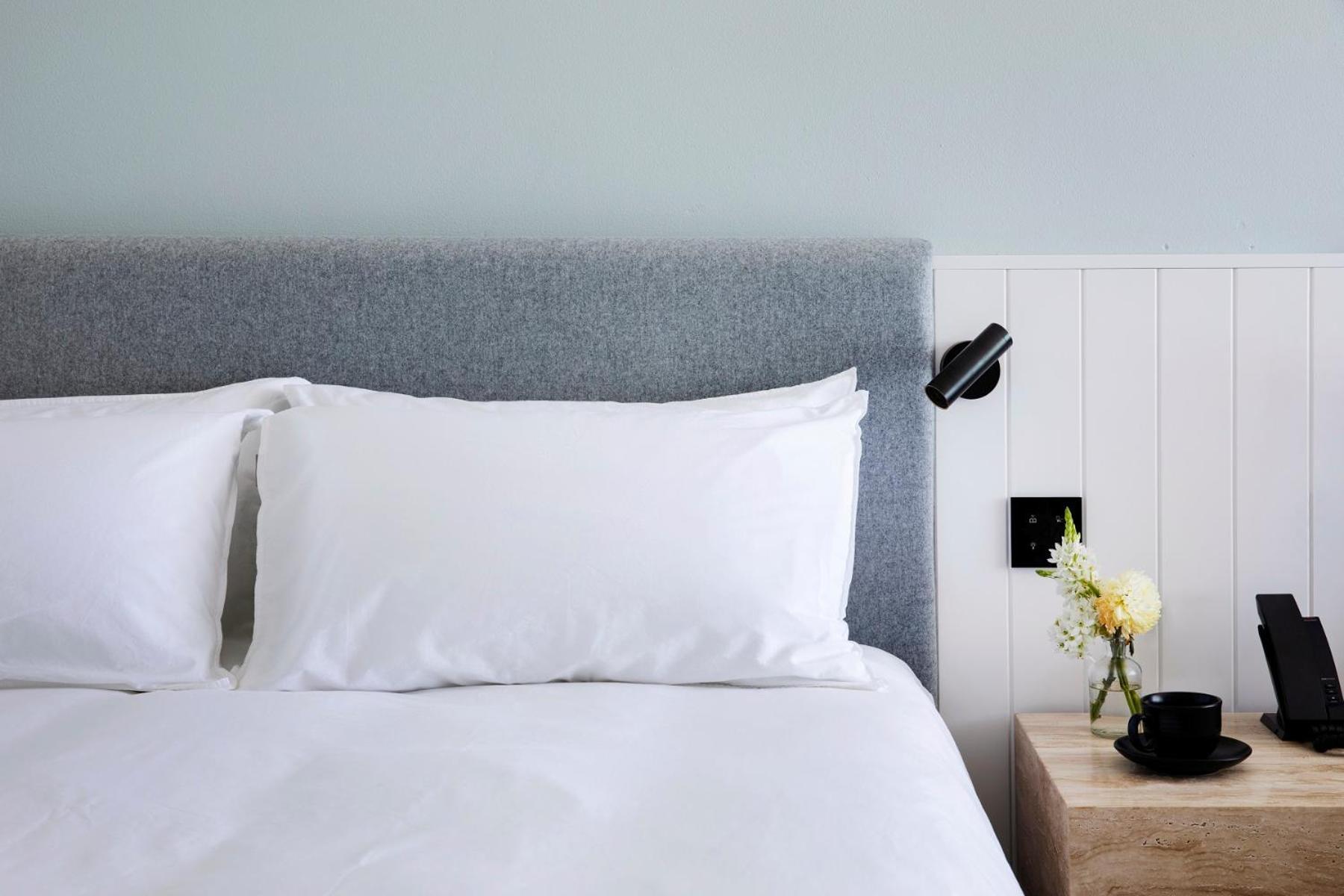 Manly Pacific Sydney Mgallery Collection Eksteriør bilde A bed with two pillows
